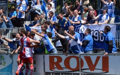 Max Marcet celebra el seu gol al camp del Prat amb l'afició